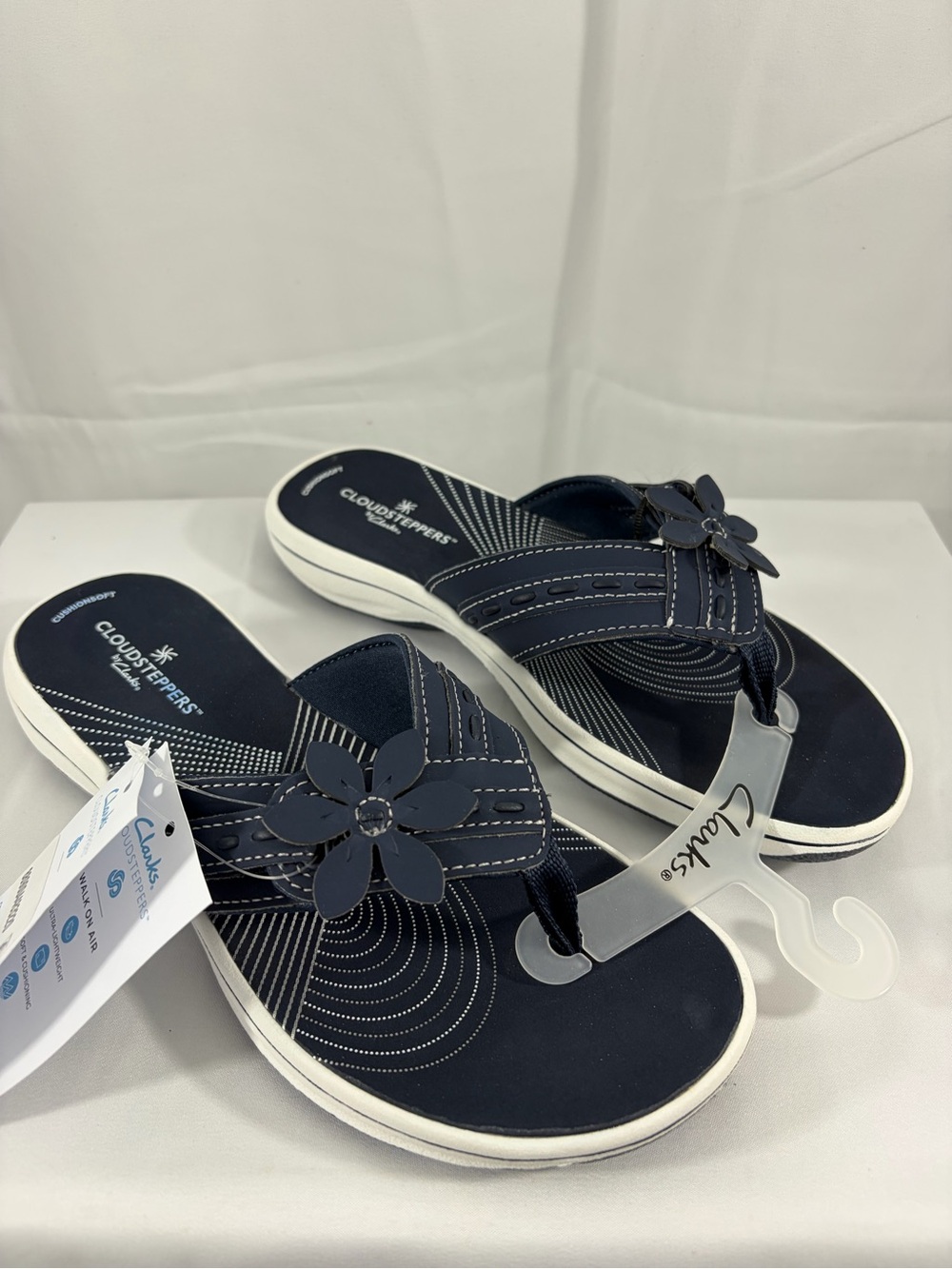 NWT Clarks Cloudsteppers Women’s Size 7 Navy Blue Floral Sandals